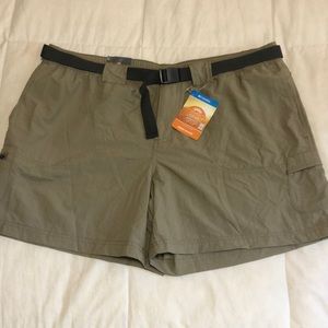 Columbia Women’s Tan Sandy River Cargo Short. New with tags! Size XL, 6” inseam.